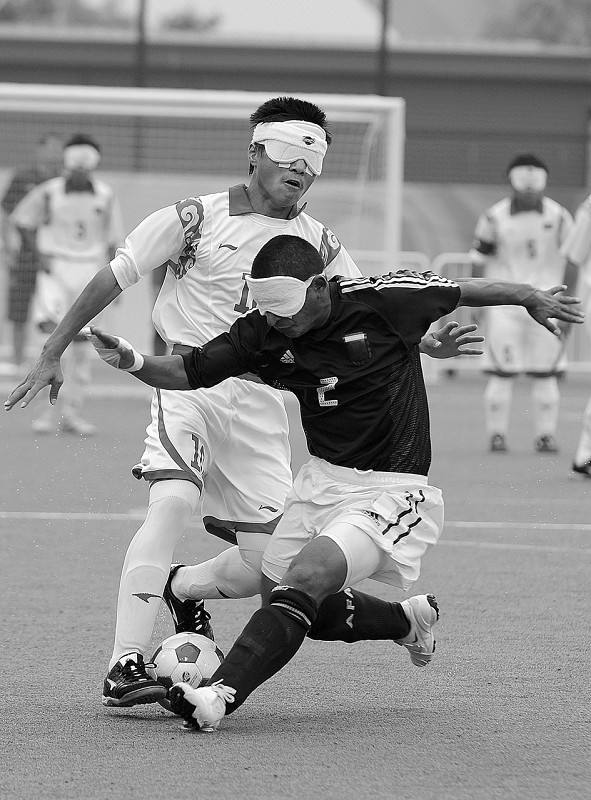 盲人足球怎么踢，盲人足球怎么踢他们是真的盲了吗？