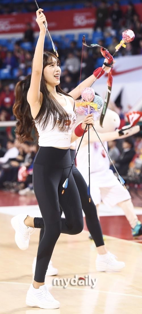 韩国篮球宝贝热舞，CBA赛场上篮球宝贝出新招 舞姿秒杀韩国宝贝？