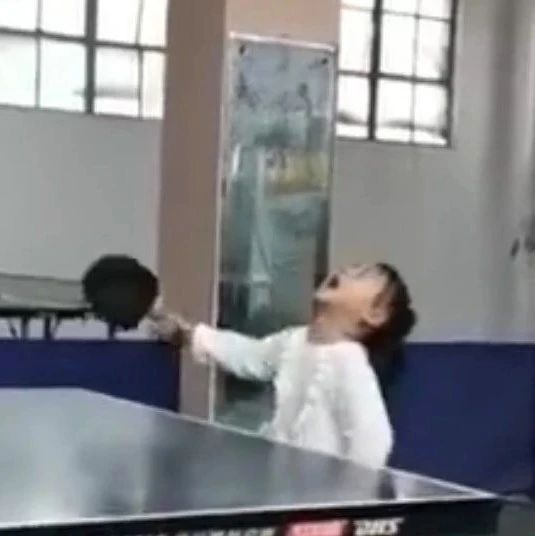 3岁女孩哭着打乒乓，打乒乓球的小姑娘的视频？
