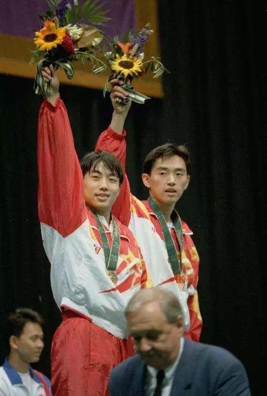 中国第一个乒乓球冠军，中国第一个乒乓球冠军容国团？