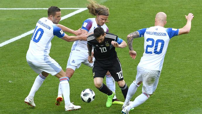 冰岛足球队，冰岛足球队队员都是什么职业？